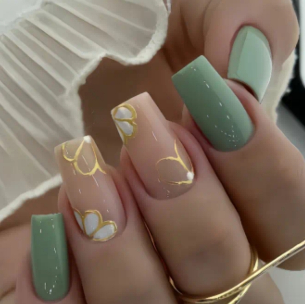 đĽ3/$21 Green and Nude Floral Press On Nails
